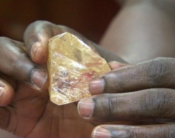 Свештеник пронашао дијамант од 706 карата и предао га властима