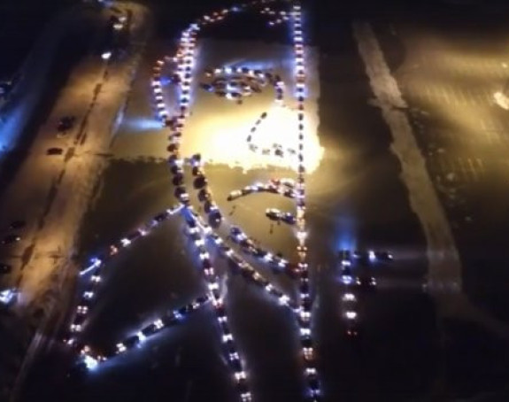 Putinov portret od 300 automobila