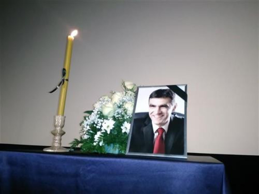 Сахрањен Здравко Крсмановић