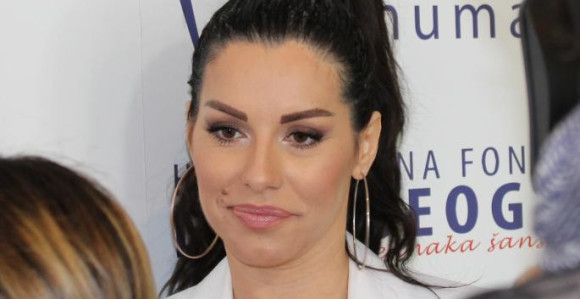 Погледајте како трудна Сека дивља колима