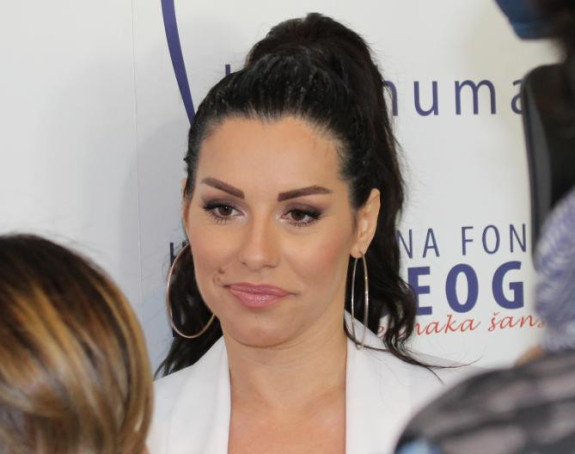 Pogledajte kako trudna Seka divlja kolima