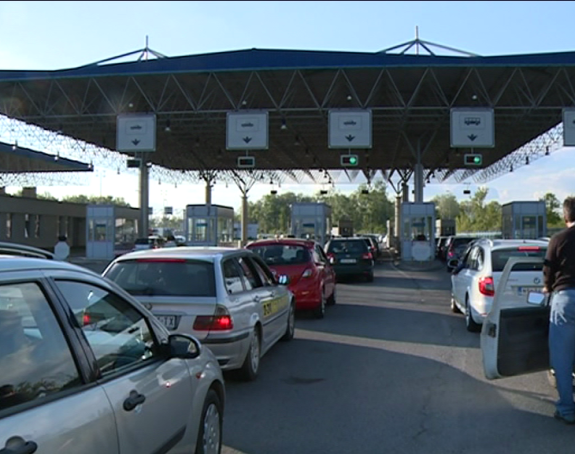 Gužve i čekanja: Putnici ogorčeni