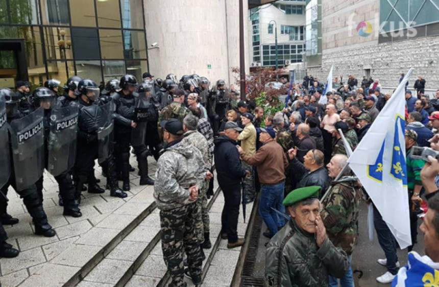 Obračun ispred Parlamenta FBiH