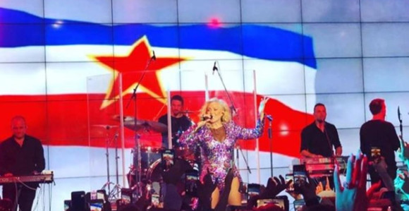 Lepa Brena raširila jugoslovensku zastavu