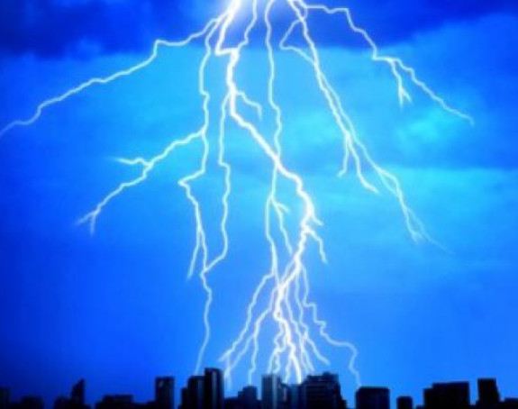 Protutnjala jaka oluja Atinom 