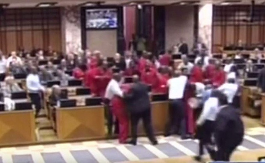 Туча у парламенту Јужне Африке