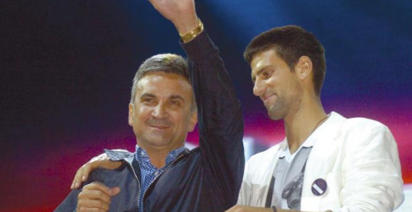 Video: Đokovići na terenu! Novak trenirao sa ocem!