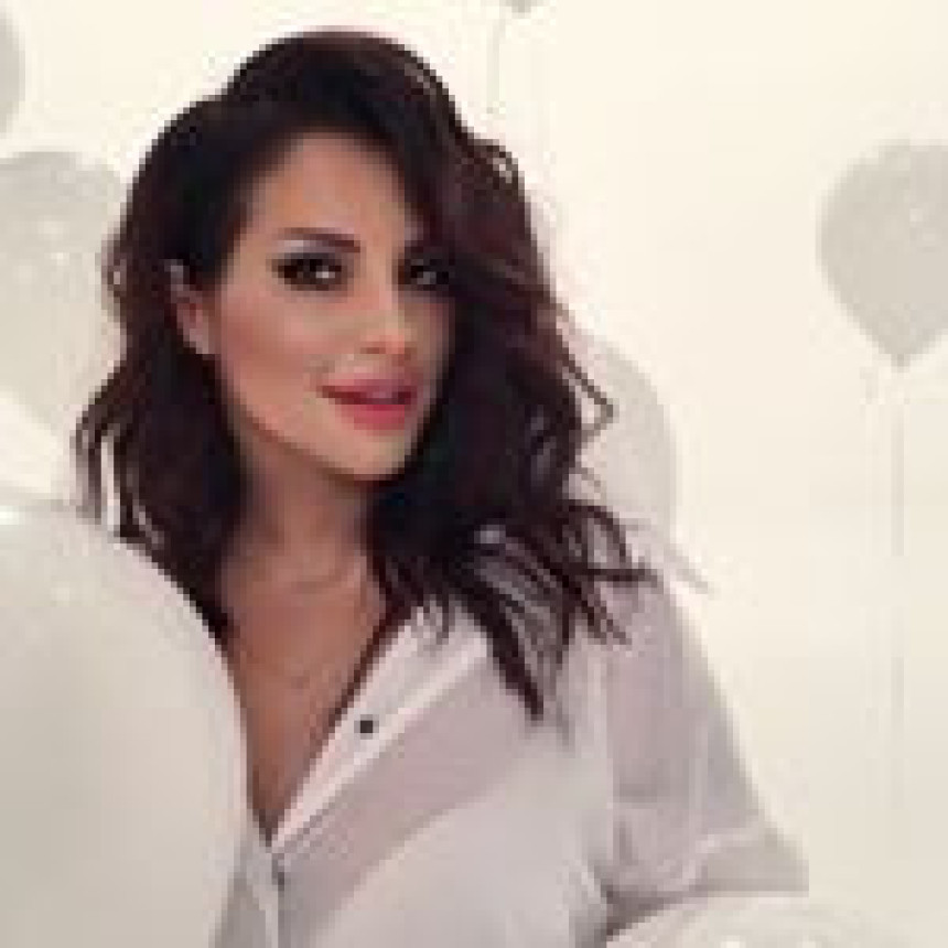 Seka pozirala samo u košulji