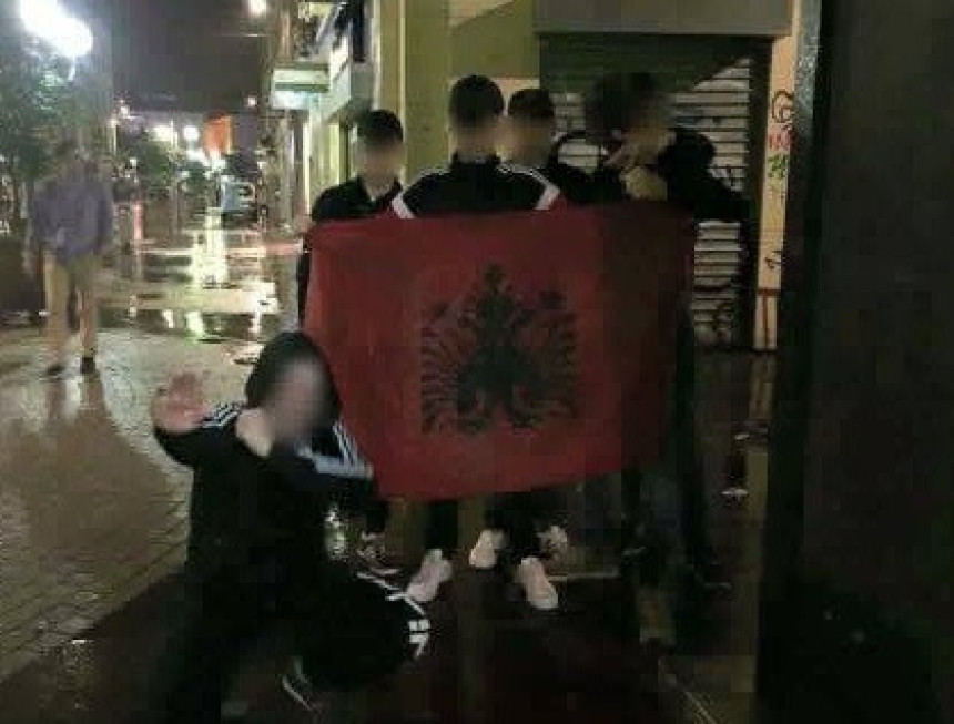 Poslije Rusa i navijači Liona oteli zastavu Albancima, ovi odgovorili noževima!