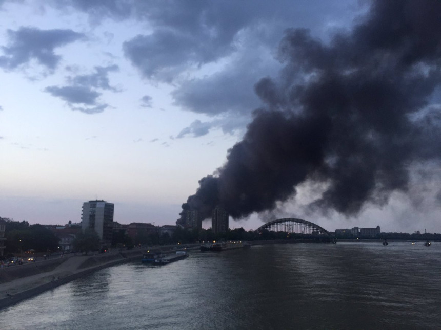 Veliki požar u Novom Sadu: Crn dim u gradu