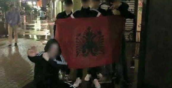 Poslije Rusa i navijači Liona oteli zastavu Albancima, ovi odgovorili noževima!
