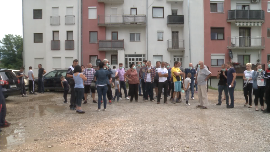 Ulica u mraku i bez asfalta