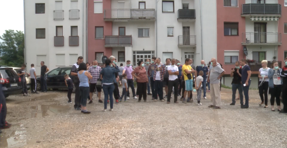 Ulica u mraku i bez asfalta