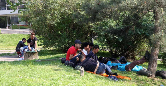 Policija pretresa migrante u Bihaću