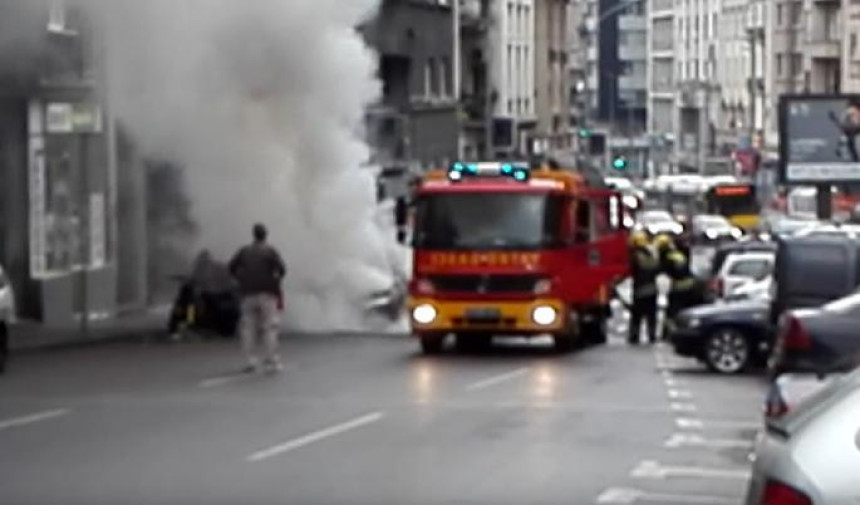 Drama u Beogradu, gore automobili!