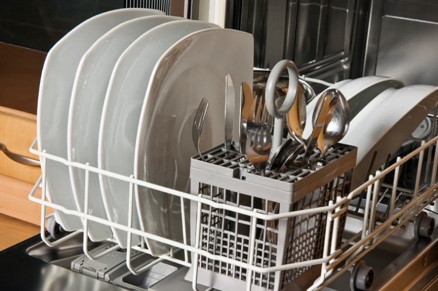 Šta smije da se pere u mašini za sudove, a šta ne?