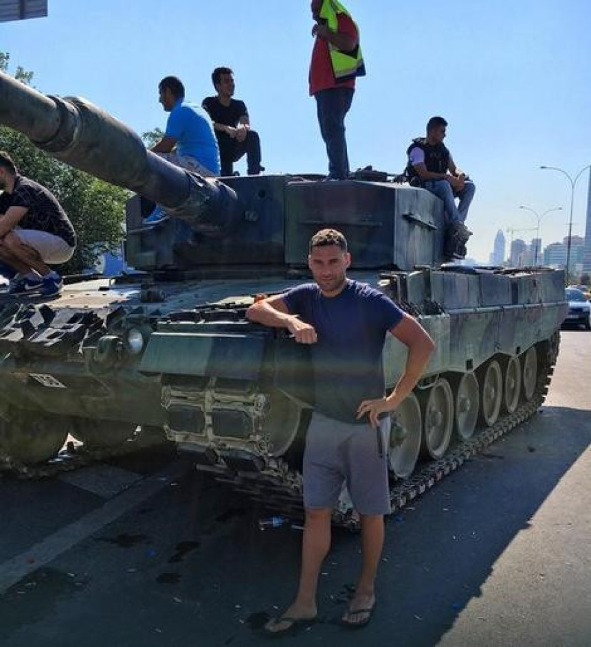 Duško Tošić pozirao pored tenka u Istanbulu!