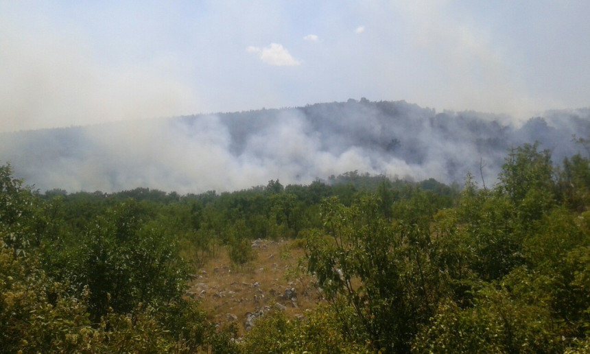 Helikopter gasi požar u Ljubinju