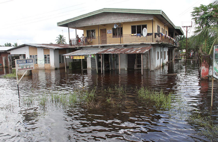Poplave: 44 lica izgubila život