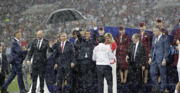 Zašto je samo on imao kišobran...