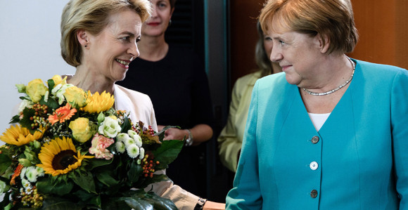 Меркел добила цвијеће на поклон