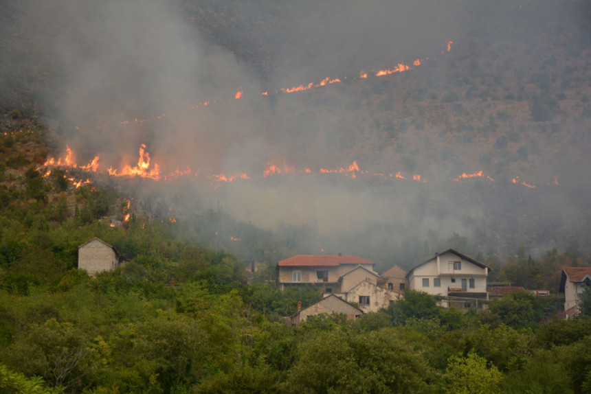 Požar ugrožava porodične kuće