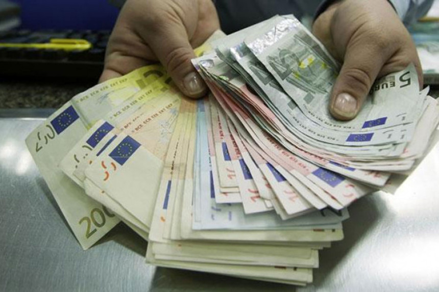 Полицајац вратио 1.000 евра банци