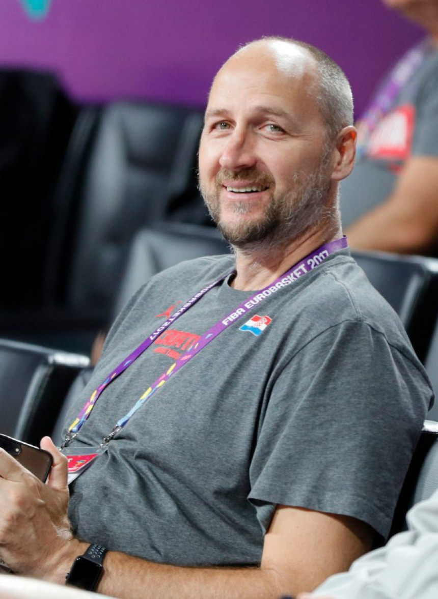 Рађа: Приђу ми три момка у мајицама Србије…