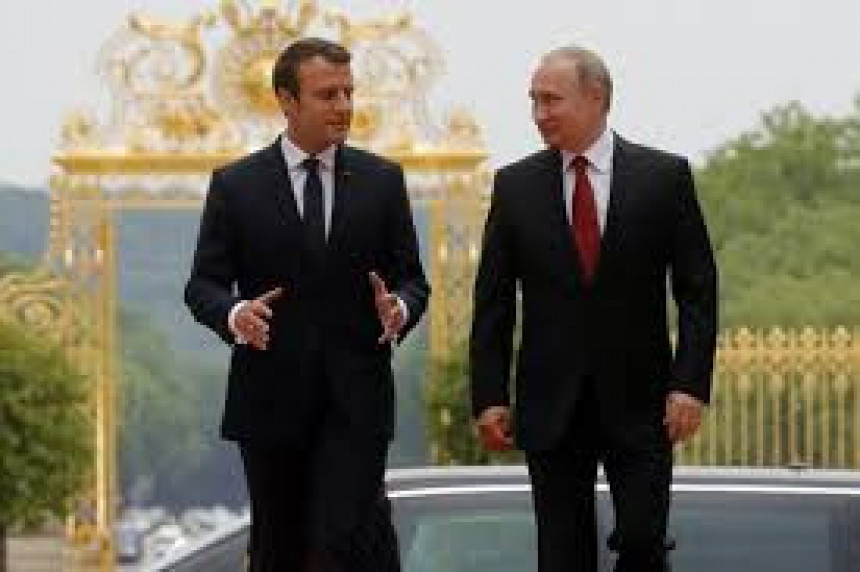 Путин и Макрон у понедељак се састају у Паризу
