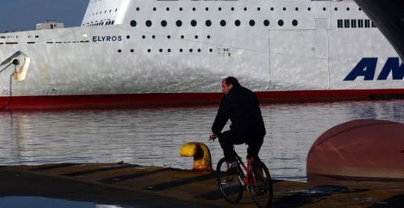 Drama: Trajekt sa 400 turista udario u stijenu