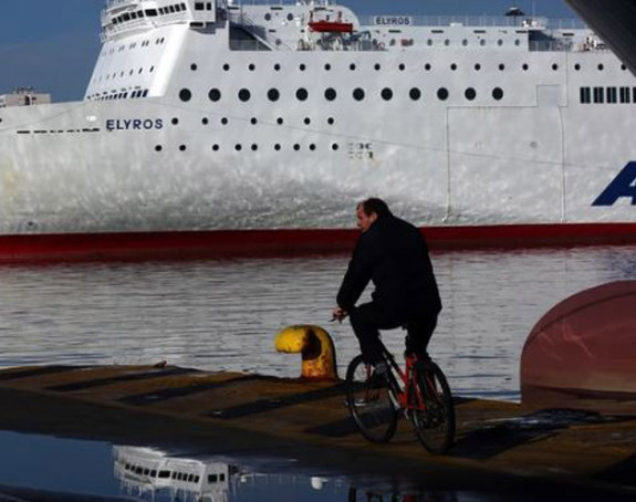 Драма: Трајект са 400 туриста ударио у стијену