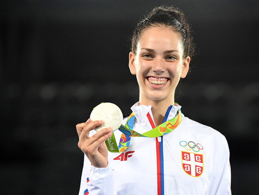 Tijana Bogdanović: Nikad ne odustajte od snova!