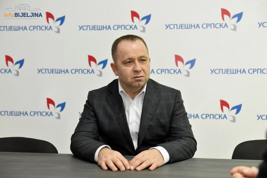 Максимовић: У држави је застој