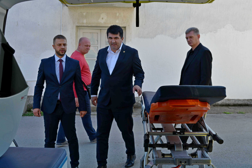 Ново санитетско возило у Лопарама