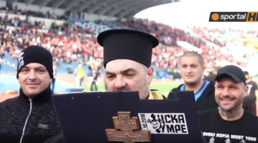Video: Došli s popom i sahranili klub!