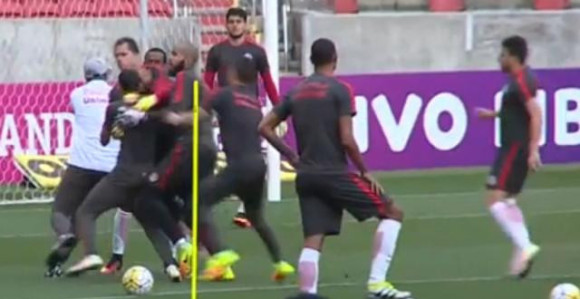 Video: Nekadašnji fudbaler Junajteda udario saigrača!