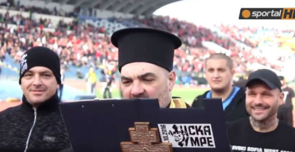Video: Došli s popom i sahranili klub!