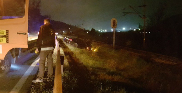 Zenica: "BMW" sletio sa puta na prugu