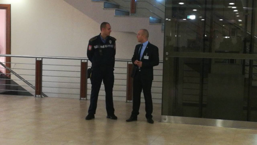 Uniformisani policajac u NS RS 