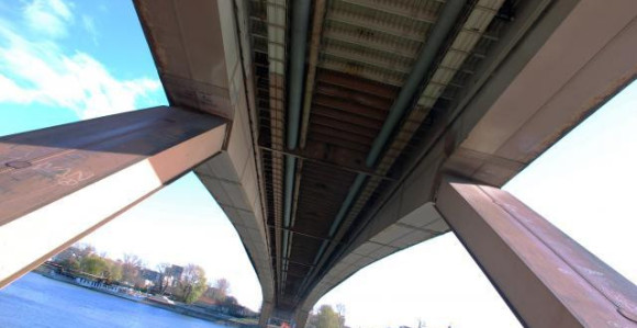 Skočio sa mosta i ostao živ?!