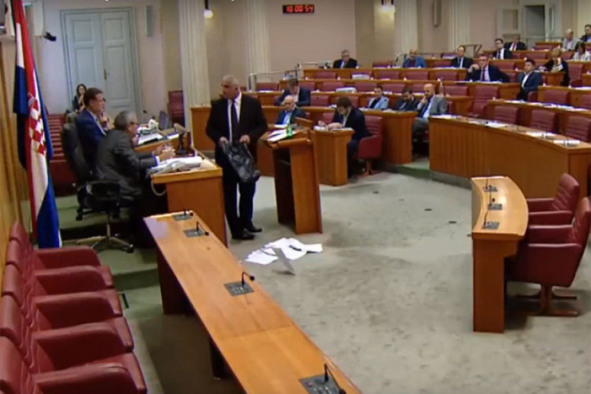 Poslanik izručio smeće u Saboru