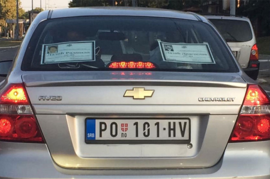 Auto oblijepljen smrtovnicama