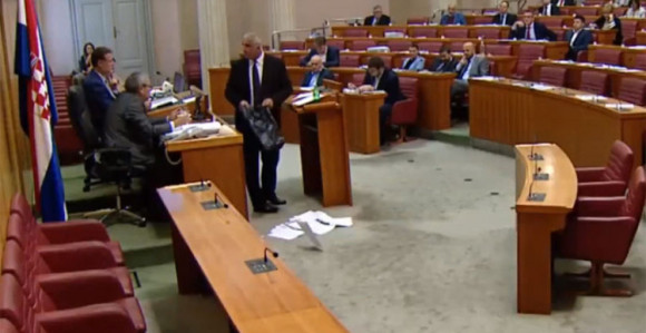 Poslanik izručio smeće u Saboru