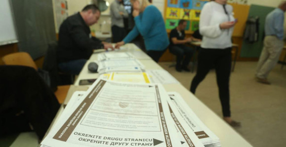 Počelo brojanje glasova iz vreća