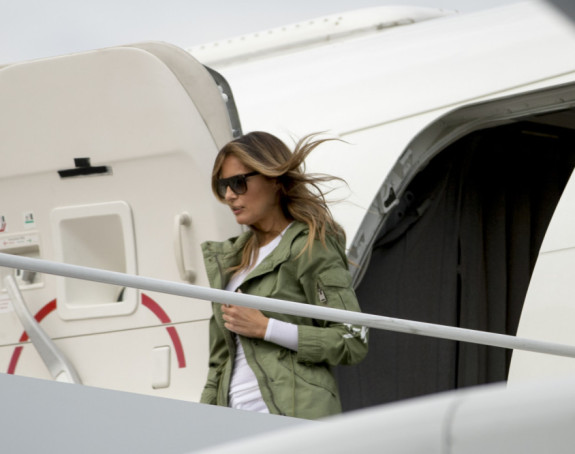 Zapalio se avion Melanije Tramp!