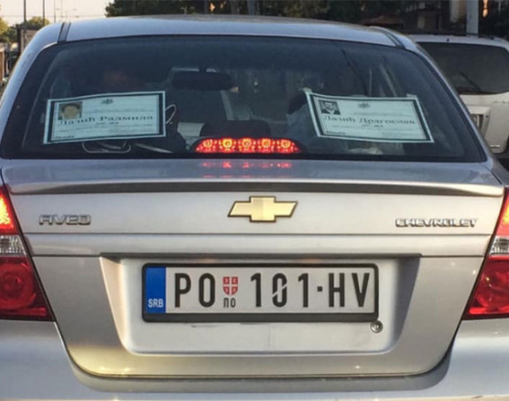 Auto oblijepljen smrtovnicama