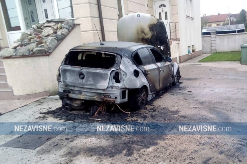 Аутомобил БМW изгорио је испред куће у Бањалуци