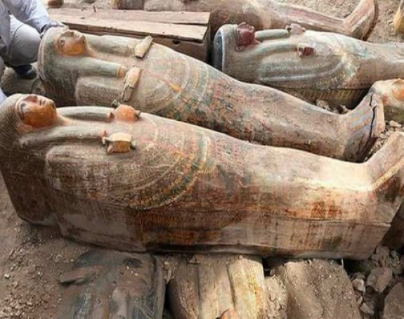 Археолози пронашли 20 нетакнутих саркофага!