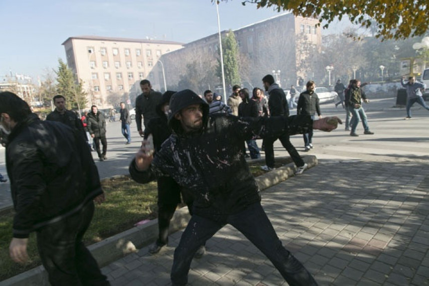 Haos u Prištini: Povrijeđeni policajci