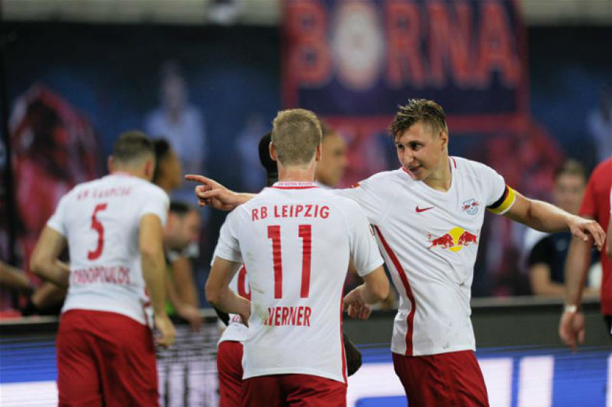 Igraju fudbal da bi prodavali konzerve energetskog pića!
